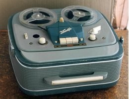 Начинал с патефона. Только я его не слушал, а раскурочил. Чемоданчик до сих пор использую.
А продолжил "Кометой-201". Тащил его через весь Союз с ДВ, с Зеи. Потратил на него 200 руб из 300 руб аванса.