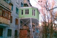 В Грузии к таким комнатам потом ещё и балкончики приделывают. ))
И это не шутка. Лично такое видел. Причём ещё году в 90-м.