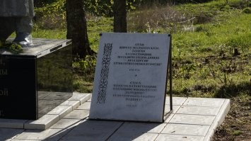 Под Ржевом (Тверская область) есть село Молодой Туд. Я и не знал, сколько этнических казахов там полегло... Ежемесячно появляются новые захоронения, так как ребята-поисковики делают великое дело, возвращая имена героев, о которых не говорили в советское время; из 100-й и 101-й казахстанских стрелковых бригад вернулись домой только 20%...