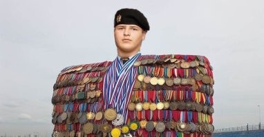 Брежнев курит в сторонке.