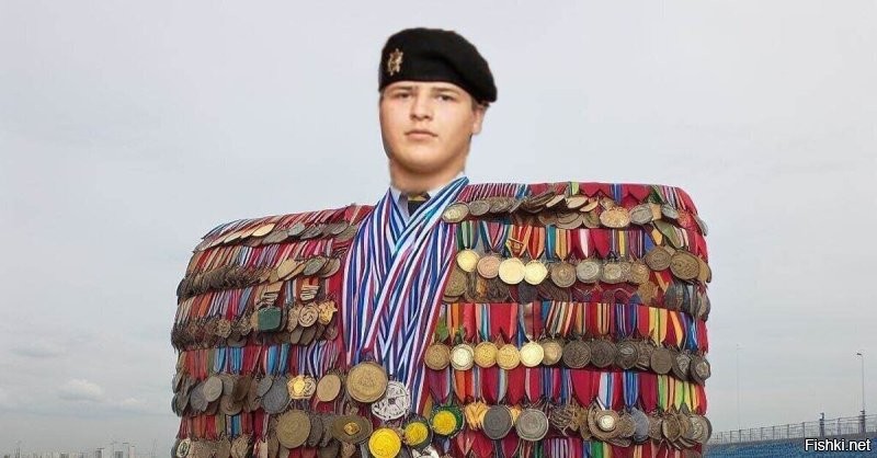 Брежнев курит в сторонке.