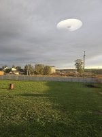 Вот, тоже фотал улицу через стекло, в котором отражался светильник на потолке.