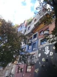 Австрийский архитектор? Хундертвассер? (Стоводичка по Чешски) Вот его дом в Вене. Похоже, правда?