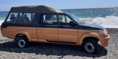 Мда... Далеко он на таких колёсиках по бездорожью уедет... 

Особенно, когда в него под тонну людей загрузят.