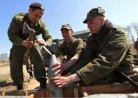 "Такой вид искусства называется «окопным». Если погуглить, можно найти множество подобных гравировок. Их наносили на артиллерийские снаряды."
Гравировку наносили на гильзу. Наносит гравировку на снаряд - это очень быстрый и эффективный способ самоубийства