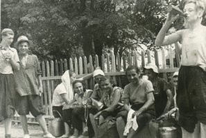 В ожидании поезда. Станция Лопасня (Чехов). Начало 1950ых.