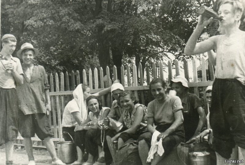 В ожидании поезда. Станция Лопасня (Чехов). Начало 1950ых.