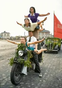 А лицо водителя мотака такое довольное-довольное...