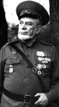 Да ты имбецил... Ничего не зная, ты сразу пытаешься произвести пук в лужу...

Всеволод Викторович Остен родился 23 октября 1921 года во Владивостоке. 
Стихи Всеволод стал писать с детства. Будучи в девятом классе получил первую премию в конкурсе на лучшее стихотворение о Красной Армии, организованном газетой "Тихоокеанский моряк". В 1940 году Всеволод поступил в Московское военно-инженерное училище. Посещал литературный кружок и постоянно печатался в училищной многотиражке. А в первые дни Великой Отечественной войны, досрочно окончив училище, ушѐл на фронт.В 1949 году он уволился в запас и поехал в Калининградскую область. Впоследствии он проработал в районных и областных газетах более 30 лет. Всеволод Викторович Остен умер 31 июля 1989 года.