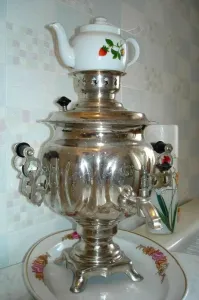 Вижу! Вижу! Шнур с бакелитовой колодкой лежит внутри! :)