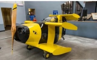 В Казахстане мужик на дельтаплане приземлился на АЗС, заправился и снова улетел