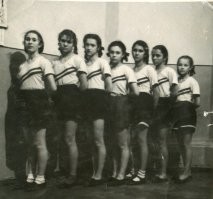 Казань. Волейбольная команда женской школы № 15 в спортзале. 1950г.