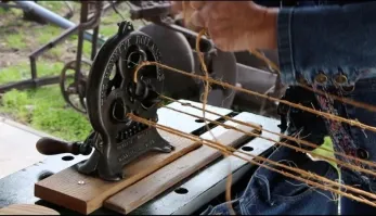 Это устройство называется просак. Оттуда пошло выражение "попал впросак" Для прядильщика попасть в такой станок одеждой или бородой означало лишиться и того и другого, а порой и жизни.