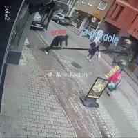 Падение фонаря на жительницу Польши попало на видео