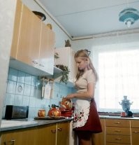 Чёта уж больно столешница низкая. Или мадам высокая.