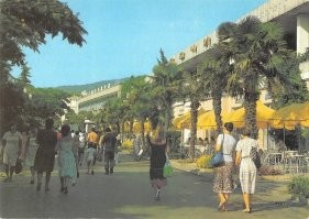 1.  Ялта. вход в Приморский парк.
2.  Ялта. Набережная им. Ленина.