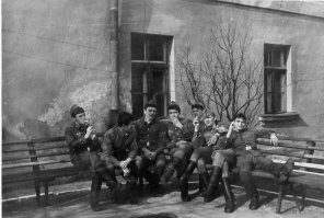 Хорошо сказал. 
ДМБ 87-89, много раз был в наряде по кухне, вот только после твоих понял, что так оно и было.
Ну и курилка перед сном ещё.