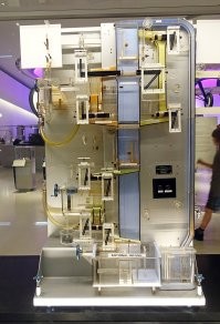 Английский гидравлический компьютер для финансовых расчётов MONIAC. Верхний бак - бюджет, нижние - отрасли, финансируемые из бюджета, насосы, изображающие налоги (мощность - налоговая ставка) качают обратно в верхний бак.