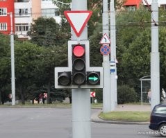 Так у нас тоже может гореть красный и зелёная стрелка. А то и две. Или я что-то пропустил?