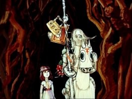 В "Алиса в Зазеркале" ,  тоже момент есть где Караченцов песню поет