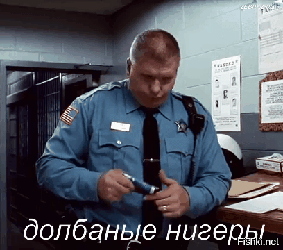 Неадекват сбил с рук официанта поднос с едой