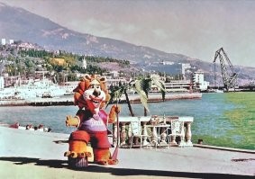 1. Ялта. Слева от "пирожка", ворота в военкомат.
2. Ялта. Набережная (старая).
3. Ялта. Набережная (приблизительно 90-ые).