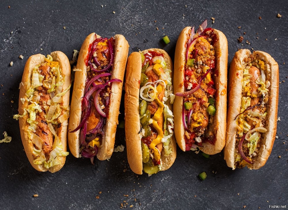 В американский hot dog, кроме сосиски, идут кетчуп и горчица. Как вариант, ещё лук, соленые огурцы, квашеная капуста, жаренный бекон, фасоль.
Как это засунуть во французскую дырку?

И еще. Булки с дыркой никто не печет. Отверстия вырезают в уже готовых булках.