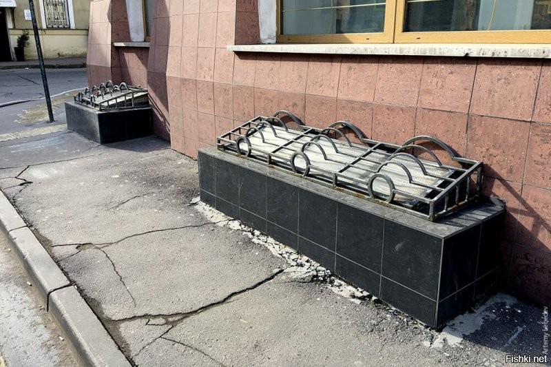 Выглядит травмоопасно. Могли бы обычные поручни сделать.