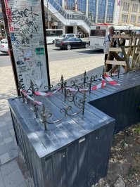 СРАВНИТЕ ДВА ФОТО парапета
с пиками, и без
на первом - позади парапета более-менее чисто, никто на парапете не сидит и НЕ ГАДИТ
.
на втором - за парапетом  УЖЕ НАГАЖЕНО И НАСРАНО
.
вот для этого и делали.......