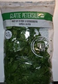 По виду высота колонны 3-4 м. Для неё хватит вот этой помпы на 80 W: . Если её гонять 24/7, в месяц это будет стоить конкретно с моим тарифом на электроэнергию 23 евро.

Для сравнения: как раз сегодня купил в ближайшем магазине пакетик петрушки 40 г за 99 центов. Укроп продаётся точно такими же пакетиками за столько же. А с этой колонны, по виду, после обрезки корней выйдет килограмов 5, это в розницу, стало быть, 125 евро. Растёт укроп на гидропонике 3-4 недели. Вот и считайте, где "укропчик золотой".

(Предупреждая следующий вопрос: холодная вода дешёвая, даже которая в квартирах, а уж техническая для полива тем более, хоть про неё я мало что знаю. Горячая, та относительно дорогая, да).

Почему пишу про Европу - потому что видео явно не из России, а Вы пишете "*этот* укропчик". В России электричество дешевле, а укропчик в супермаркете стоит практически как и здесь: