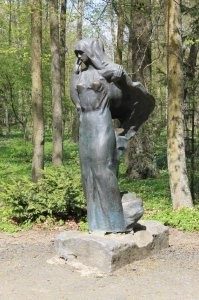 Везде одно и тоже... Везде есть любители натирать части тела статуям...