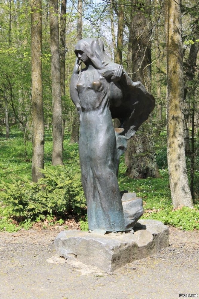 Везде одно и тоже... Везде есть любители натирать части тела статуям...