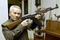 В прошлом посте был полувековой АКМ-47, здесь же вообще минимум 66 летний раритет (АК-47 первых серий) и явно рабочий.
Кстати, Михаил Тимофеевич часто на фото именно с этой моделью.