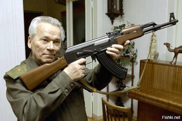 В прошлом посте был полувековой АКМ-47, здесь же вообще минимум 66 летний раритет (АК-47 первых серий) и явно рабочий.
Кстати, Михаил Тимофеевич часто на фото именно с этой моделью.
