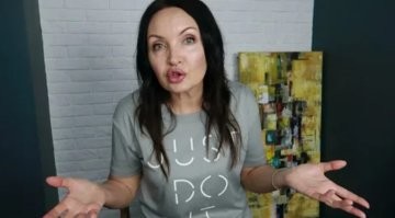 цитаты:
1 "мы всей семьёй приносим свои искренние извинения"-не понял где вся семья с искренними извинениями-на видео только мадам
2 "нет ничего страшнее чем использовать детей в политической борьбе"
1-е-где здесь ребёнок? 2-какая нах. политическая борьба? то есть если кто то заснимет как она говном двери мажет-это тоже политическая борьба?))
3. "продолжу работать на благо нашей территории"-какой мля территории? территорию где ты срёшь, жрёшь и спишь-ты наверное домом называешь, а остальное-там где бабло пилишь -не Родина, а территория? твою ж мать-вот наглядный пример акуевшей мадам во власти... тупая, надменная, косноязычная... что это делает во власти? гнать поганой метлой!