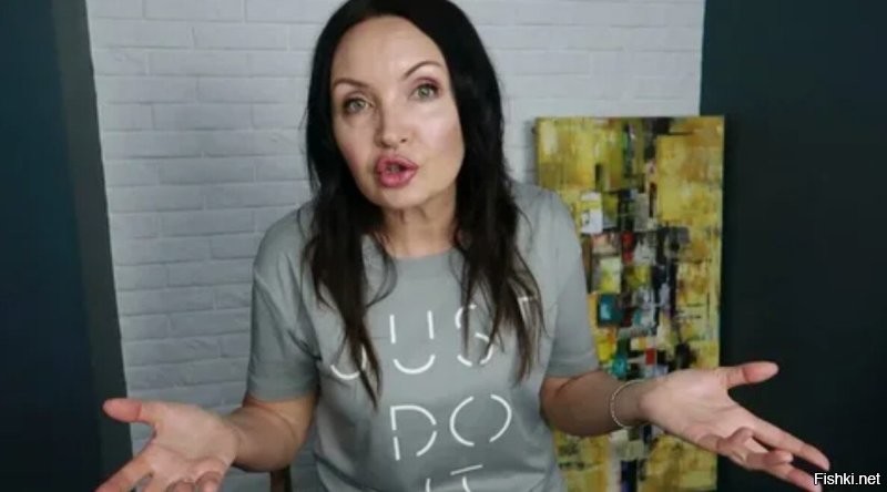 цитаты:
1 "мы всей семьёй приносим свои искренние извинения"-не понял где вся семья с искренними извинениями-на видео только мадам
2 "нет ничего страшнее чем использовать детей в политической борьбе"
1-е-где здесь ребёнок? 2-какая нах. политическая борьба? то есть если кто то заснимет как она говном двери мажет-это тоже политическая борьба?))
3. "продолжу работать на благо нашей территории"-какой мля территории? территорию где ты срёшь, жрёшь и спишь-ты наверное домом называешь, а остальное-там где бабло пилишь -не Родина, а территория? твою ж мать-вот наглядный пример акуевшей мадам во власти... тупая, надменная, косноязычная... что это делает во власти? гнать поганой метлой!