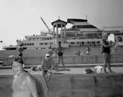 а Халк Хоган наблюдает