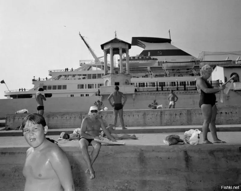 а Халк Хоган наблюдает