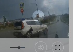 Светофор одновременно показывал красный и зелёный?