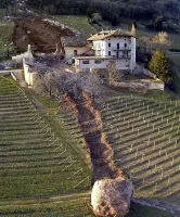 Камень разворотил надворные постройки. В чем везение? Он же не пролетел рядом с участком?