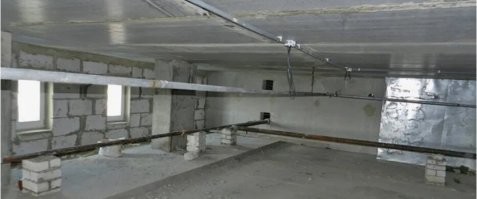 Это скорее всего техэтаж над верхним жилым этажом. Там вообще-то должны проходить коммуникации (трубы, вентиляция). В свое время работал я вентиляционщиком в строительной фирме, были объекты на техэтажах. Высота перекрытия там на самом деле меньше. Примерно так выглядит