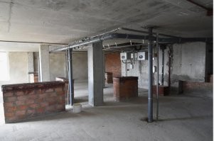 Это скорее всего техэтаж над верхним жилым этажом. Там вообще-то должны проходить коммуникации (трубы, вентиляция). В свое время работал я вентиляционщиком в строительной фирме, были объекты на техэтажах. Высота перекрытия там на самом деле меньше. Примерно так выглядит