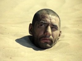 Турист вырыл яму на пляже Копакабана и оказался в песчаной ловушке