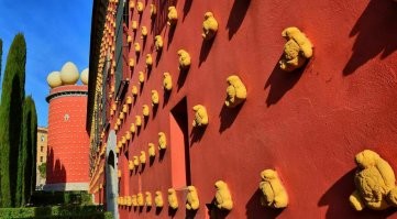 Дом Сальвадора Дали в Испанском Фигерасе. На доме правда не совсем ракушки)))