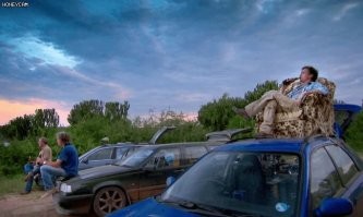 По моему у Джеймса Мэя был куда как меньший дом на колёсах, когда они сторили "крутые дома на колёсах". У него там была спальня, кухня и толчок. На фото на "Лотус"(красненькая машинка) надстройка на крыше. Видно насколько меньше его дом, чем у этого японца. А, да! У Мэя там по бокам ещё типа кладовочки были. ))))
  А потом ещё когда исток Нила искали тоже сделали из обычных машин себе дома. Переделки были только внутри. Вот на фото у Хаммонда тоже всё присутствует: спальня, кухня, туалет. А на другом фото видно, что у него ещё была и верхняя гостиная, для любования закатом и пива.))) Это конечно немного больше, но ведь это уже плюсом и комфортом идёт.))) У остальных тоже всё было У Мэя плюс библиотека и мастерская, а у Кларксона холодильник, толчок и душ. И всё это тоже было гораздо меньше, чем у этого японца.
 Хотя конечно трёхэтажный дом Кларксона - это нечто.... Я когда смотрела, смеялась так, что аж живот заболел.)))