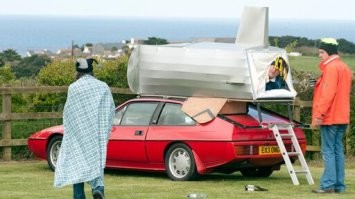 По моему у Джеймса Мэя был куда как меньший дом на колёсах, когда они сторили "крутые дома на колёсах". У него там была спальня, кухня и толчок. На фото на "Лотус"(красненькая машинка) надстройка на крыше. Видно насколько меньше его дом, чем у этого японца. А, да! У Мэя там по бокам ещё типа кладовочки были. ))))
  А потом ещё когда исток Нила искали тоже сделали из обычных машин себе дома. Переделки были только внутри. Вот на фото у Хаммонда тоже всё присутствует: спальня, кухня, туалет. А на другом фото видно, что у него ещё была и верхняя гостиная, для любования закатом и пива.))) Это конечно немного больше, но ведь это уже плюсом и комфортом идёт.))) У остальных тоже всё было У Мэя плюс библиотека и мастерская, а у Кларксона холодильник, толчок и душ. И всё это тоже было гораздо меньше, чем у этого японца.
 Хотя конечно трёхэтажный дом Кларксона - это нечто.... Я когда смотрела, смеялась так, что аж живот заболел.)))