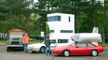 По моему у Джеймса Мэя был куда как меньший дом на колёсах, когда они сторили "крутые дома на колёсах". У него там была спальня, кухня и толчок. На фото на "Лотус"(красненькая машинка) надстройка на крыше. Видно насколько меньше его дом, чем у этого японца. А, да! У Мэя там по бокам ещё типа кладовочки были. ))))
  А потом ещё когда исток Нила искали тоже сделали из обычных машин себе дома. Переделки были только внутри. Вот на фото у Хаммонда тоже всё присутствует: спальня, кухня, туалет. А на другом фото видно, что у него ещё была и верхняя гостиная, для любования закатом и пива.))) Это конечно немного больше, но ведь это уже плюсом и комфортом идёт.))) У остальных тоже всё было У Мэя плюс библиотека и мастерская, а у Кларксона холодильник, толчок и душ. И всё это тоже было гораздо меньше, чем у этого японца.
 Хотя конечно трёхэтажный дом Кларксона - это нечто.... Я когда смотрела, смеялась так, что аж живот заболел.)))