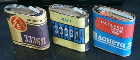 У меня в детстве был такой.
Двух батареек (в нем было) хватало на 2 часа.
40 копеек за два часа - дороговато.
Мне тогда дядя сделал блок питания на проводах.