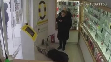 самокатчик в конце такой:
"б*ть, что у вас здесь происходит?"