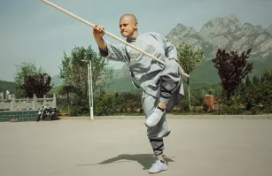 Женщина использовала дубину, чтобы разнять драку